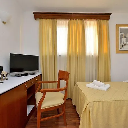 מלון Hotel Zadar 4*