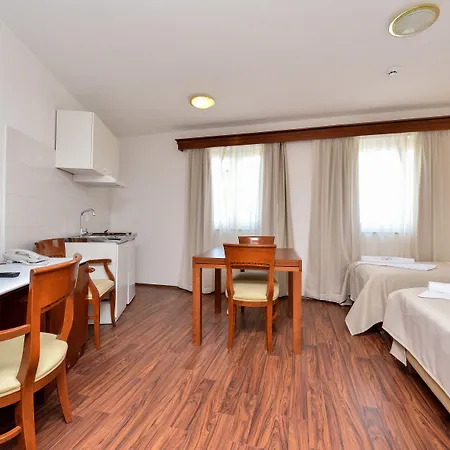 Hotel Zadar מלון 4*