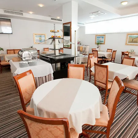 מלון Hotel Zadar 4*