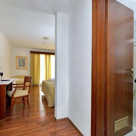 Hotel Zadar 호텔 4*