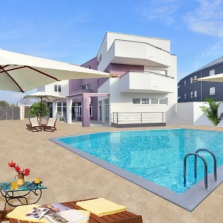 מלון Hotel Zadar 4*
