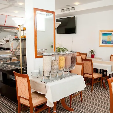 Hotel Zadar 호텔 4*